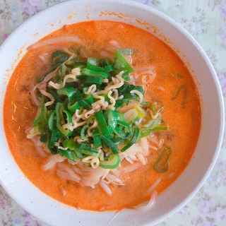 もやしと玉ねぎたっぷりのトムヤムラーメン